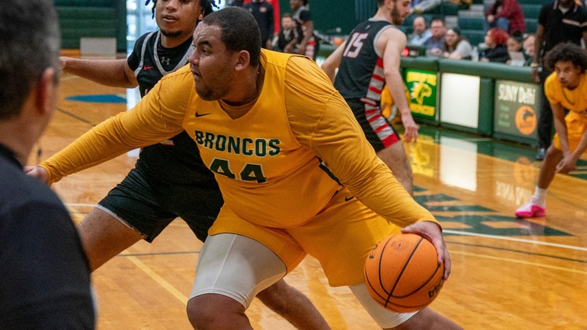 Davis Hits Buzzer Beater To Snatch Victory Over Maine Maritime