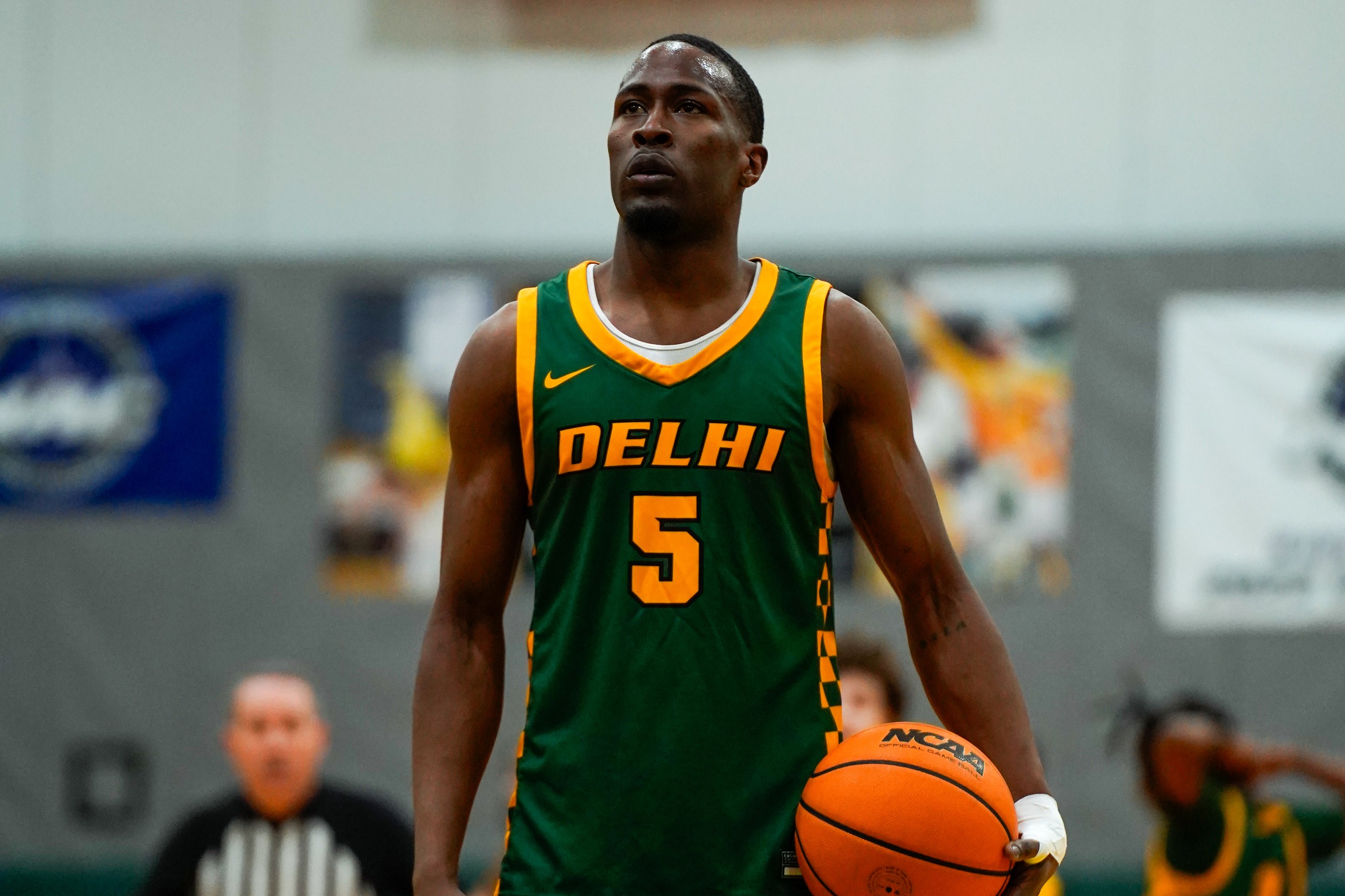 Men's Basketball Secures Top Seed With Thrilling Victory Over Lyndon
