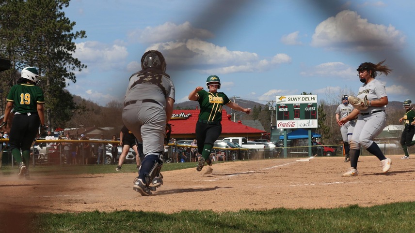 softball players
