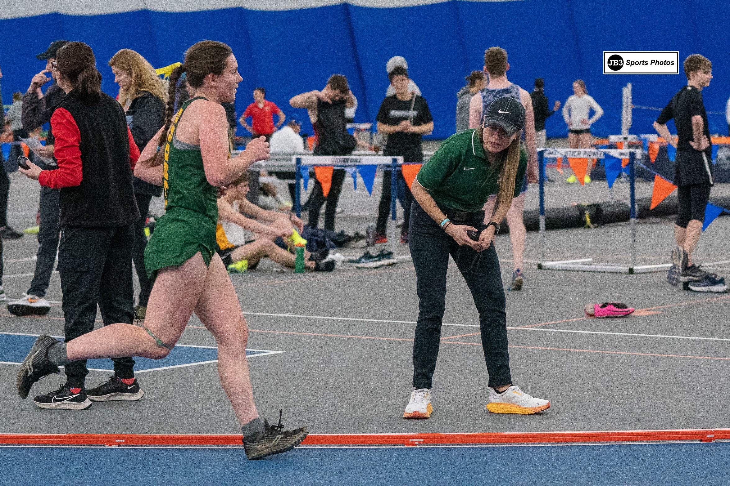 Freshman Alexa Wolcott breaks 10,000 meter school record at Hamilton College Invite