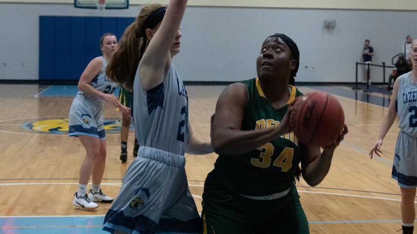 Diana Echols going up for a layup with a defender in front of her.