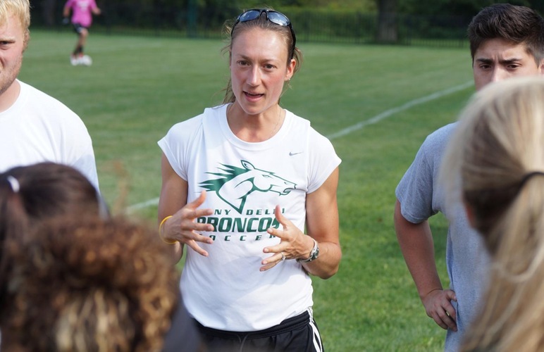 Head coach Lauren Mackay giving a speech to her team following a scrimmage.