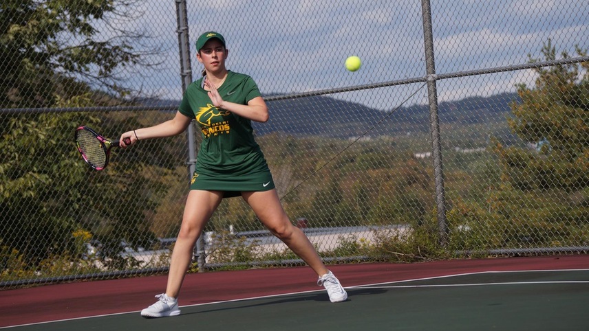 Hailey Gundersen receiving and preparing to hit the ball.