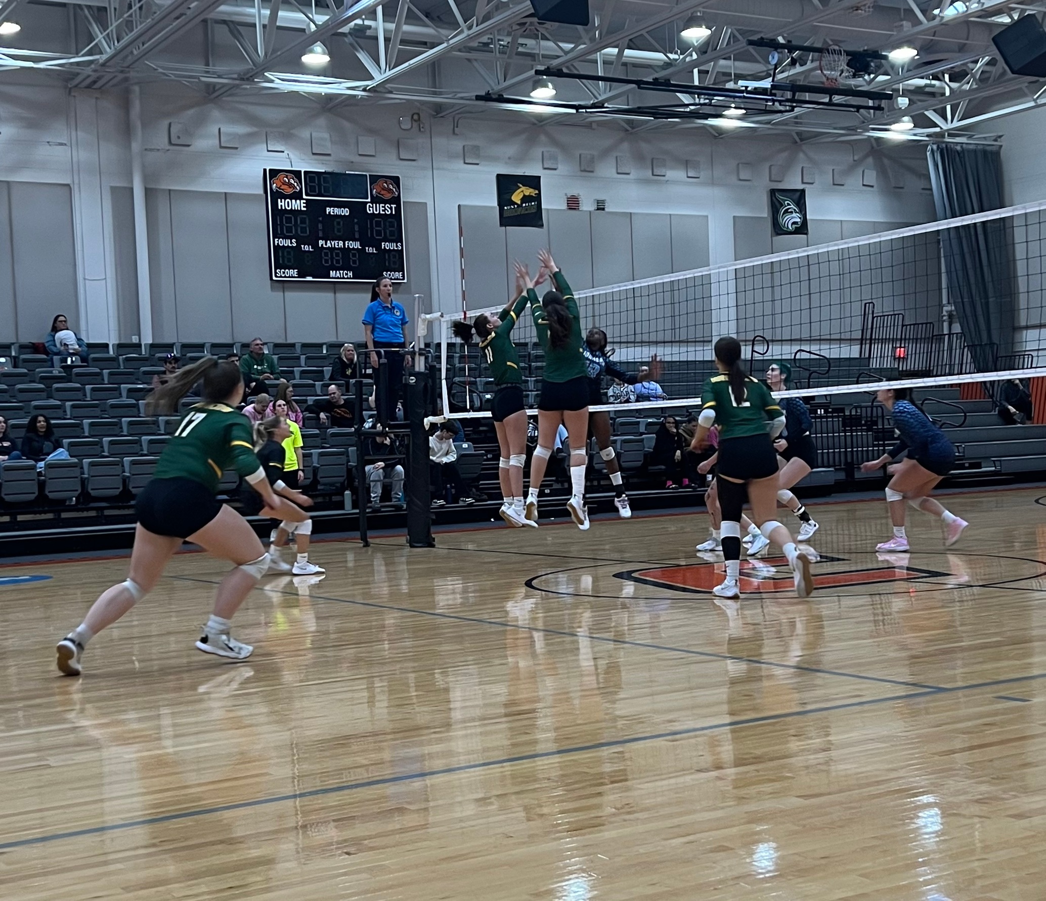 Women's Volleyball Completes Weekend Sweep, Remain Undefeated In Conference Play