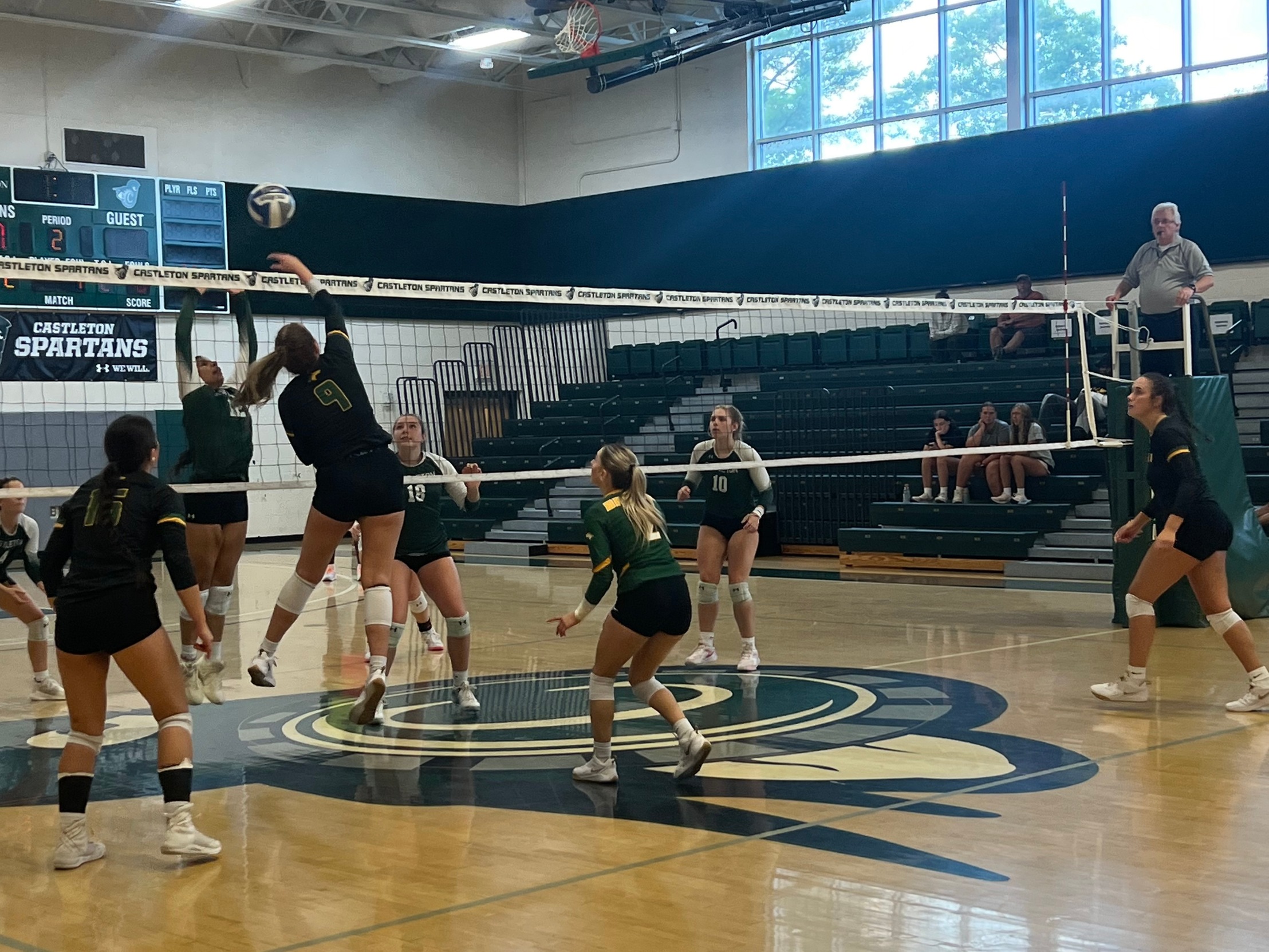 Women's Volleyball Splits Weekend Tri-Match