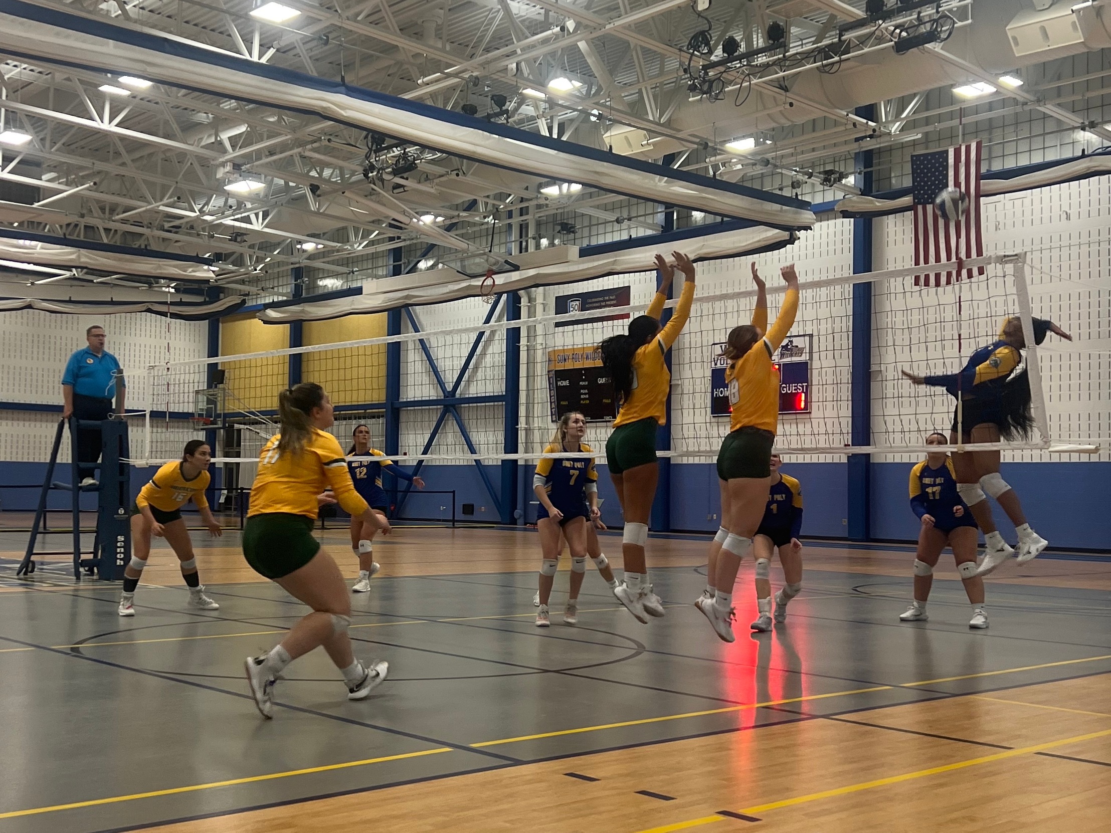 Women's Volleyball Drops Close Contest To Poly